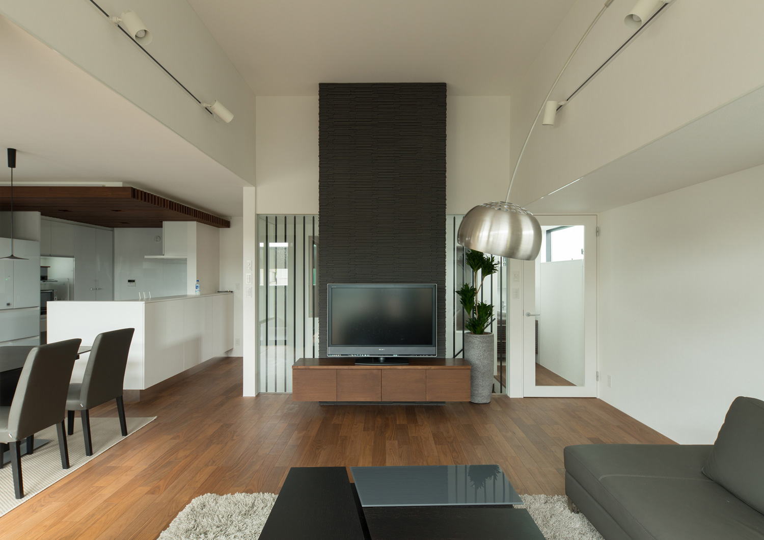 テレビのある部分に石のアクセントウォールを設けた高天井のLDK・デザイン住宅 注文住宅・デザイン住宅建築実例_『CASE577 紬(つむぎ)の家』_LDK