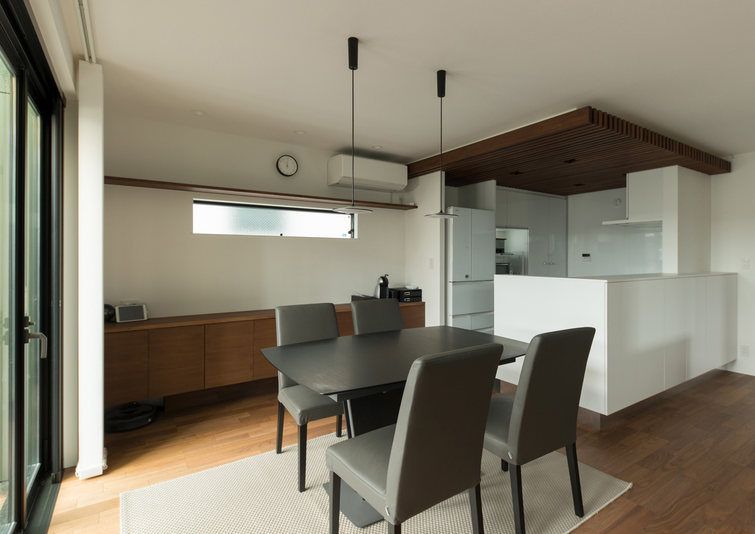 ペンダントライトがある黒いダイニングテーブル・デザイン住宅 注文住宅・デザイン住宅建築実例_『CASE577 紬(つむぎ)の家』_LDK