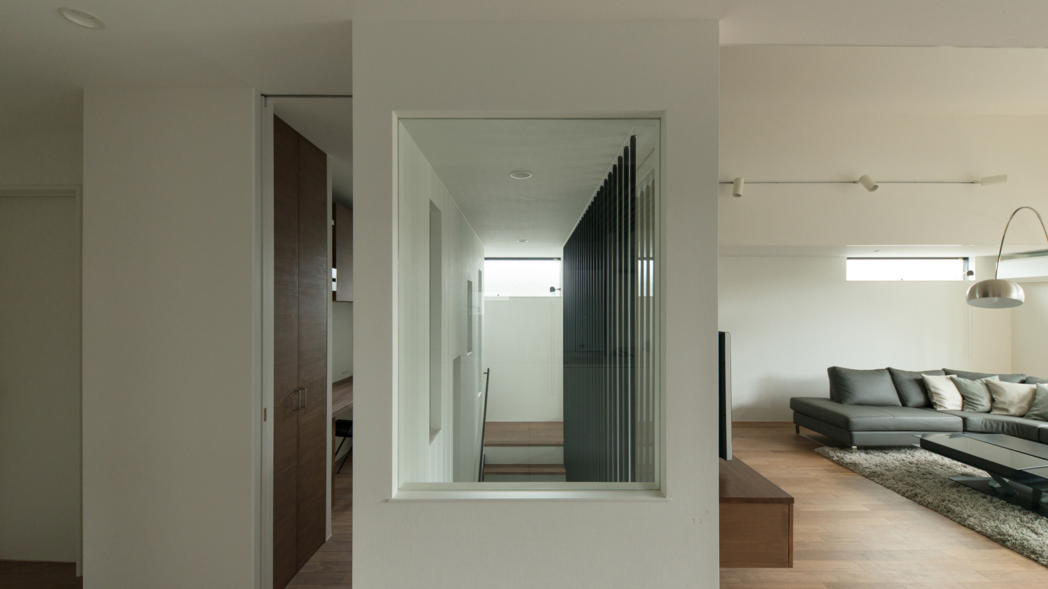 壁の一部をガラスにした階段室・デザイン住宅 注文住宅・デザイン住宅建築実例_『CASE577 紬(つむぎ)の家』_LDK