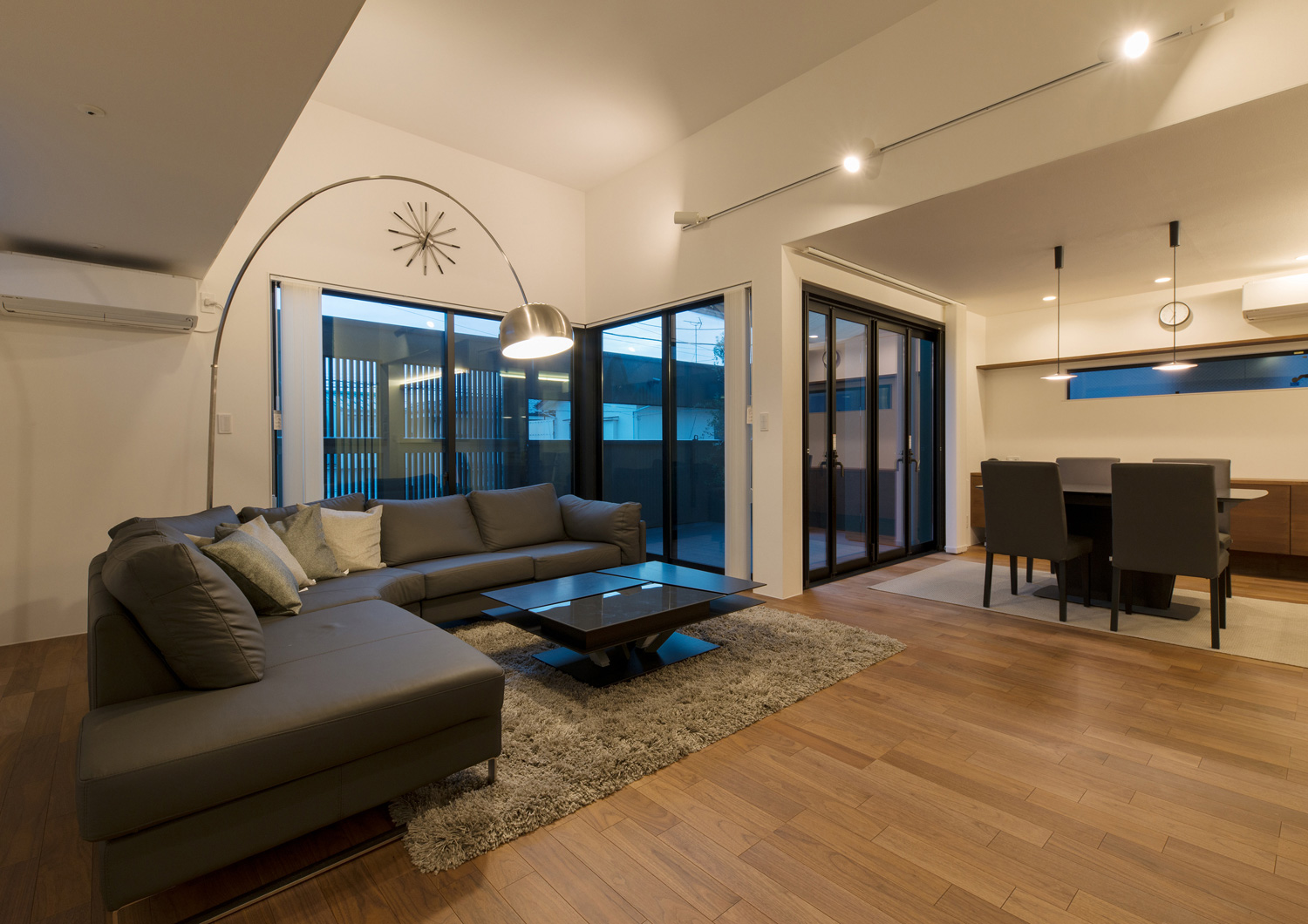 L字ソファや間接照明がある、バルコニーに面した高天井のLDK・デザイン住宅 注文住宅・デザイン住宅建築実例_『CASE577 紬(つむぎ)の家』_LDK