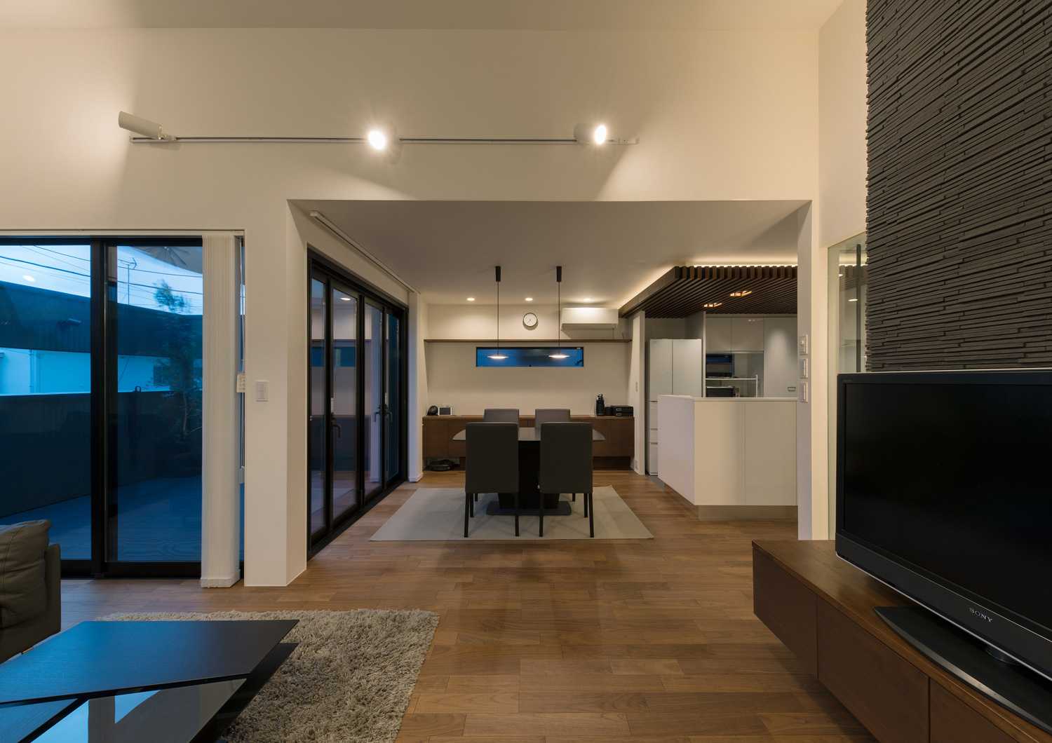 壁に白いライトレールを設けた高天井のLDK・デザイン住宅 注文住宅・デザイン住宅建築実例_『CASE577 紬(つむぎ)の家』_LDK