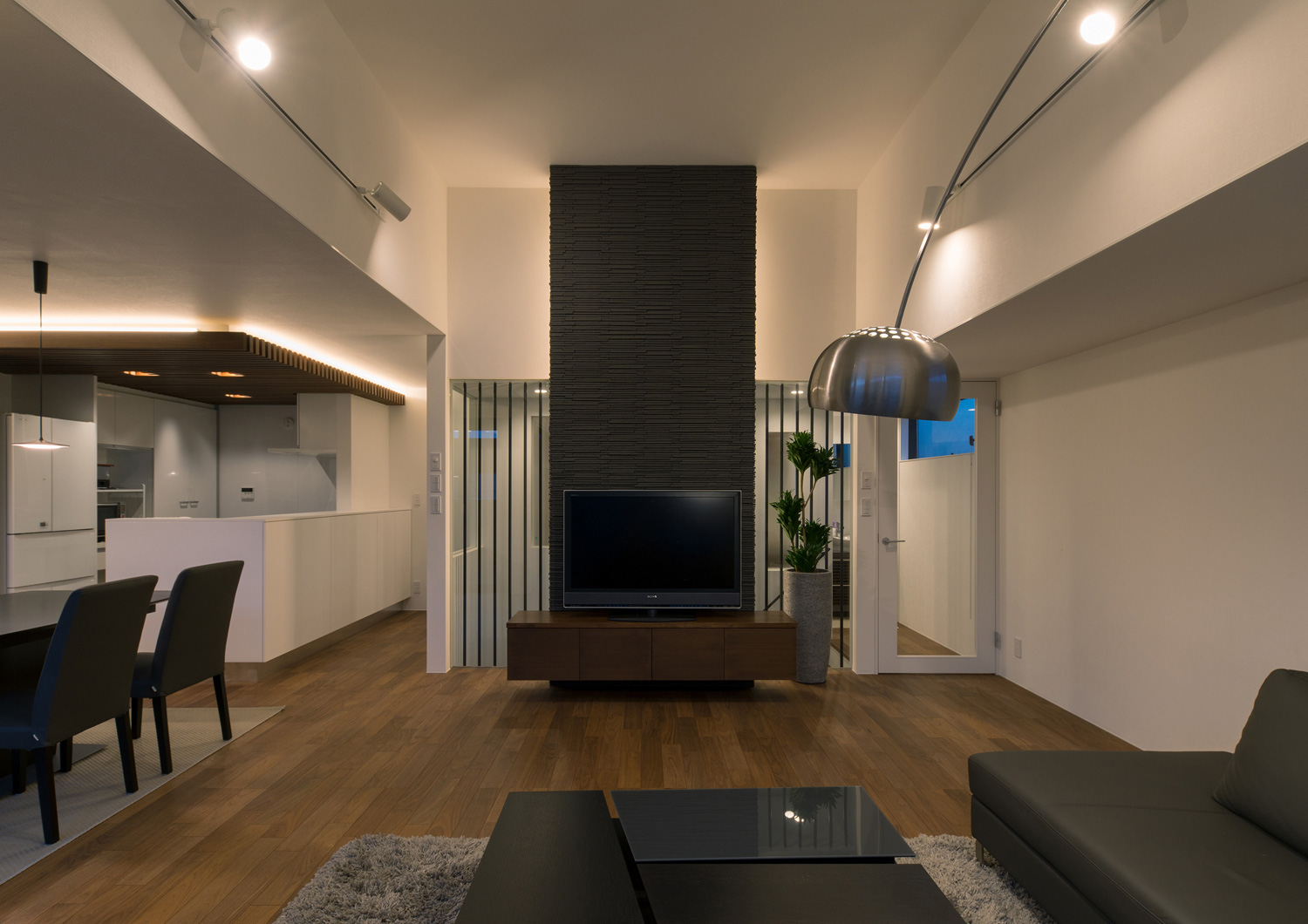 スポットライトや間接照明に照らされる高天井のLDK・デザイン住宅 注文住宅・デザイン住宅建築実例_『CASE577 紬(つむぎ)の家』_LDK