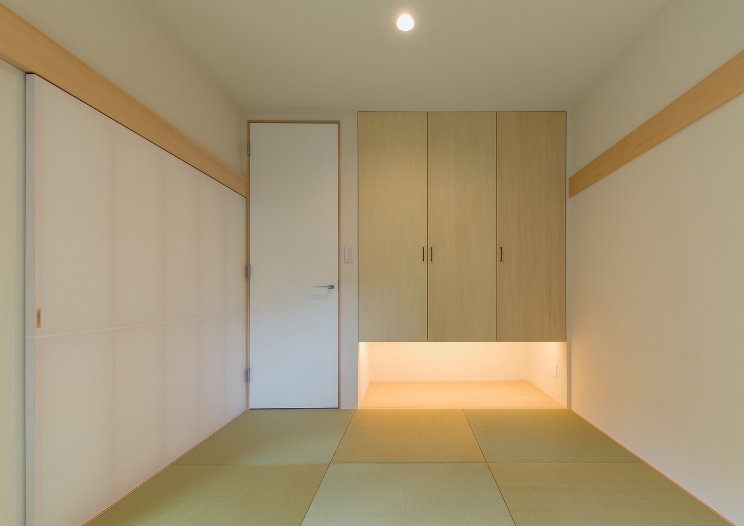 浮いたデザインの収納の下に間接照明が取り付けられた琉球畳の和室・デザイン住宅 注文住宅・デザイン住宅建築実例_『CASE577 紬(つむぎ)の家』_和室