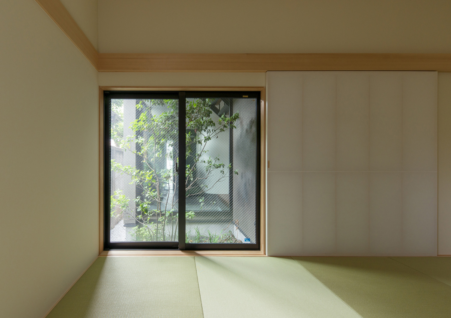 窓から植栽が見える琉球畳の和室・デザイン住宅 注文住宅・デザイン住宅建築実例_『CASE577 紬(つむぎ)の家』_和室