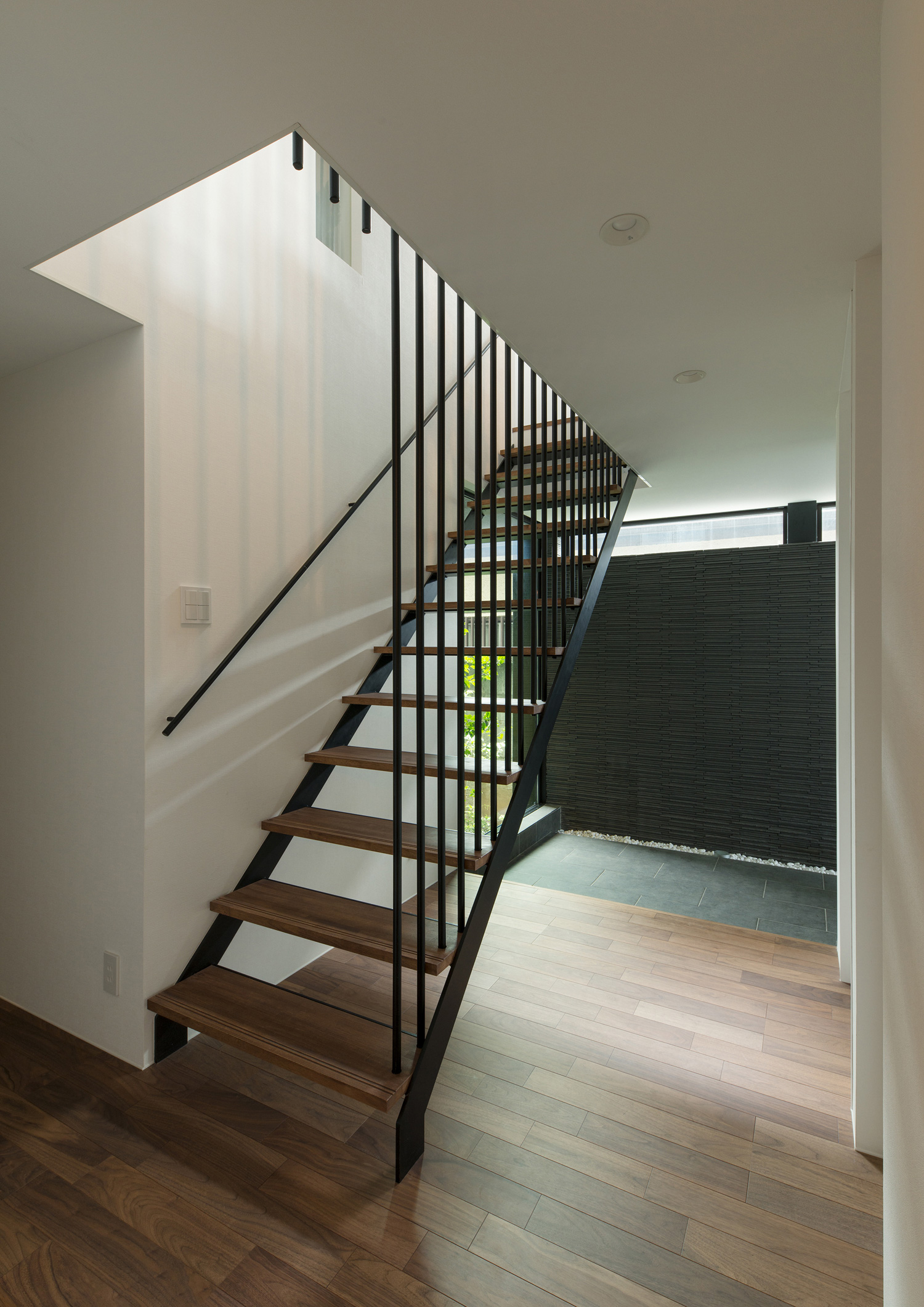 ワイヤーでつるされたようなアイアンと木のスケルトン階段・デザイン住宅 注文住宅・デザイン住宅建築実例_『CASE577 紬(つむぎ)の家』_階段