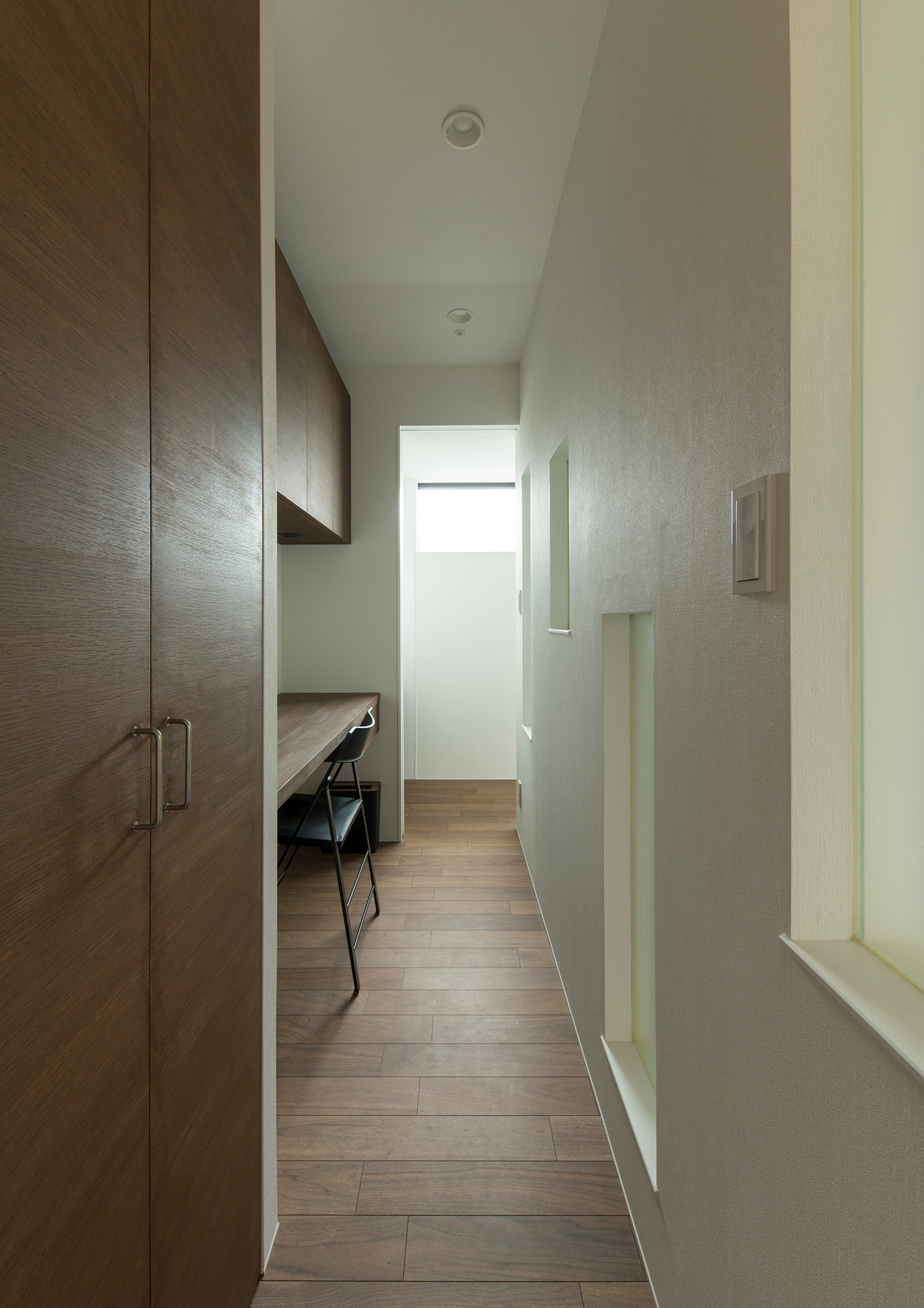 廊下にある壁付けデスクのワークスペース・デザイン住宅 注文住宅・デザイン住宅建築実例_『CASE577 紬(つむぎ)の家』_書斎