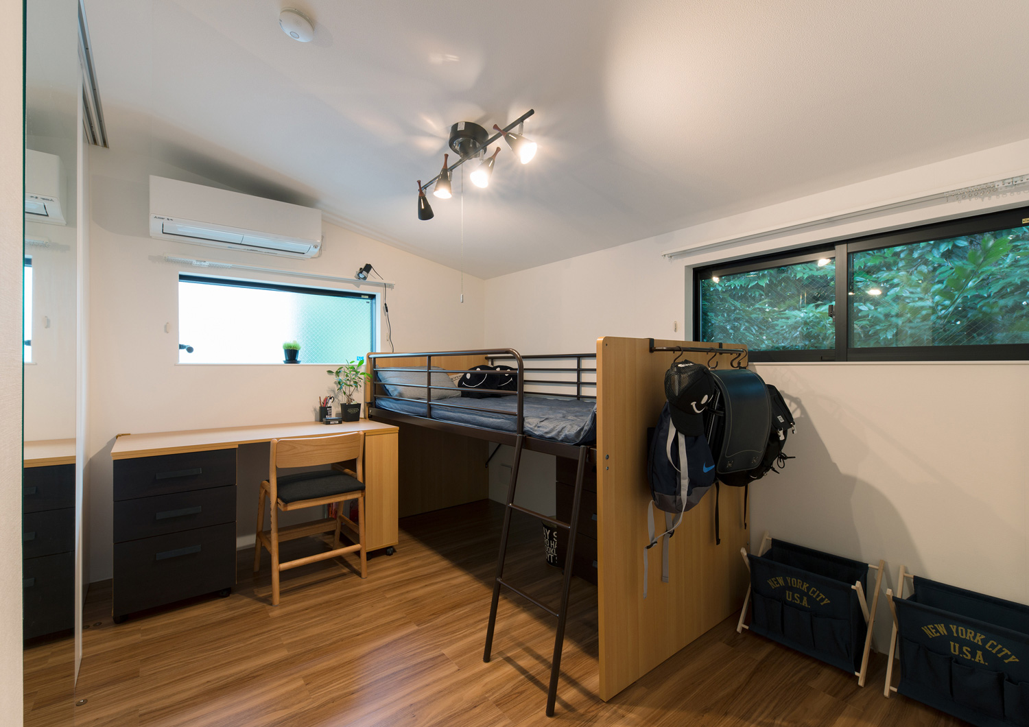 ベッドの下が収納として使える勉強机のある子供部屋・デザイン住宅 注文住宅・デザイン住宅建築実例_『CASE577 紬(つむぎ)の家』_子供部屋