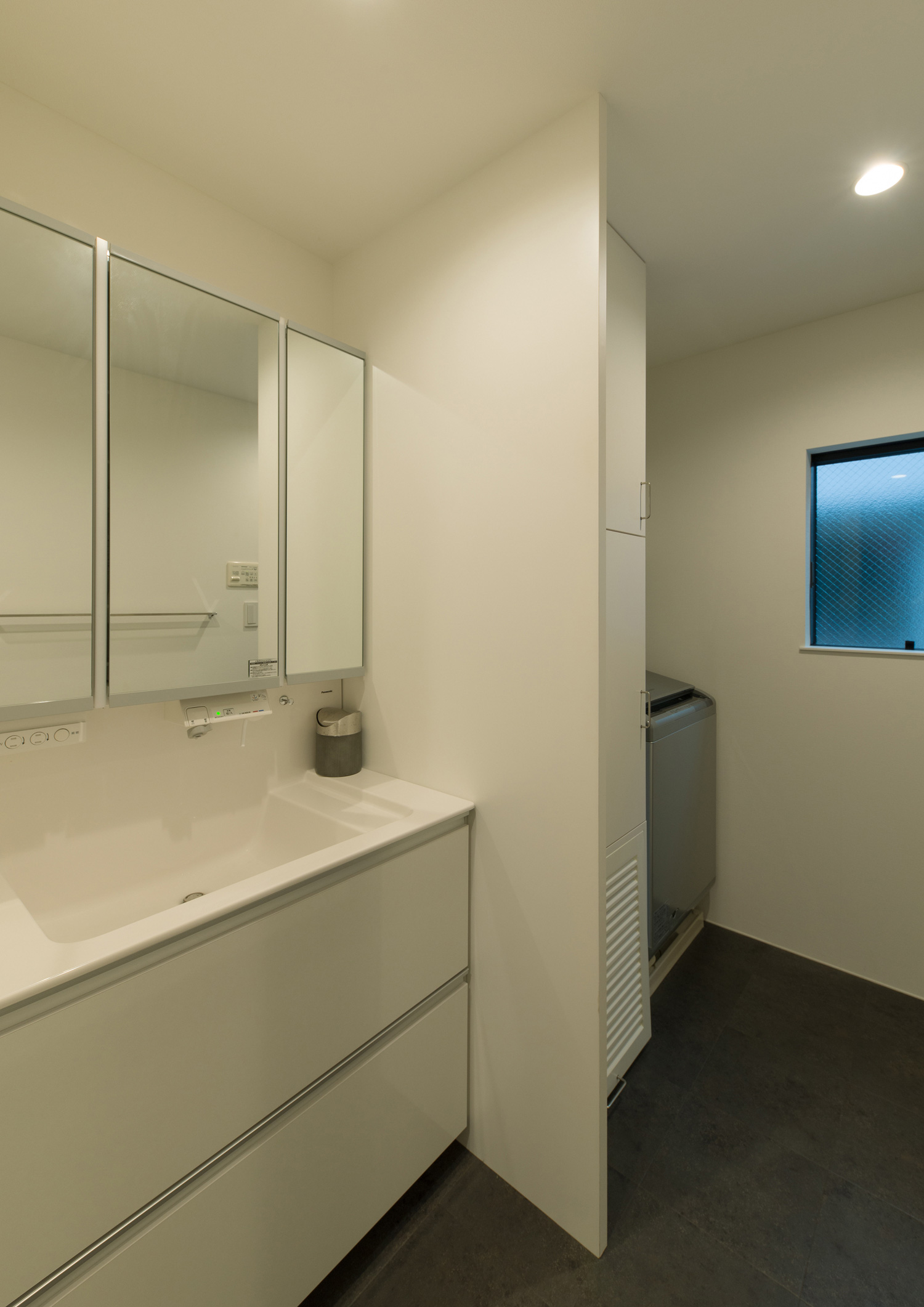 ミラーキャビネットのある白を基調とした洗面所・デザイン住宅 注文住宅・デザイン住宅建築実例_『CASE577 紬(つむぎ)の家』_浴室・洗面所