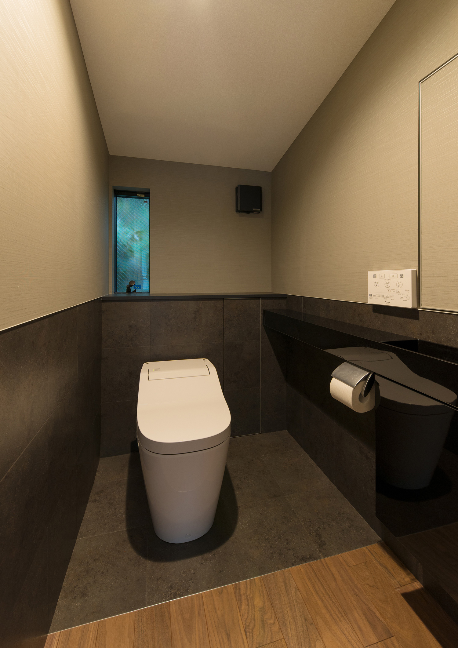 床と壁の一部を黒いクロスとした薄型手洗い付きのトイレ・デザイン住宅 注文住宅・デザイン住宅建築実例_『CASE577 紬(つむぎ)の家』_トイレ