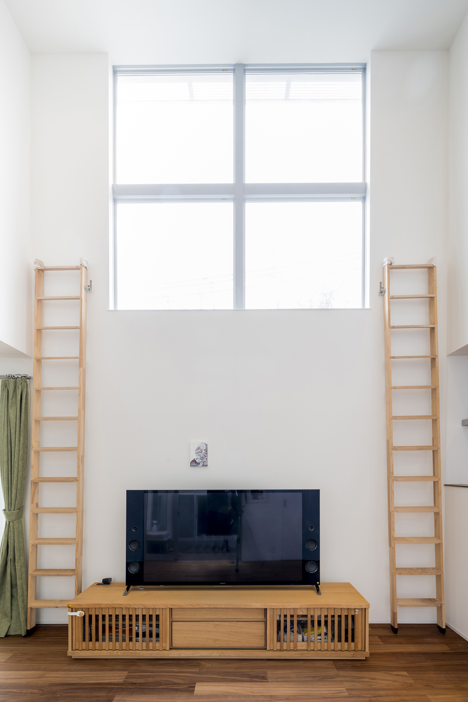 正方形の大きな窓がテレビの上にある吹き抜けのLDK・デザイン住宅 注文住宅・デザイン住宅建築実例_『CASE578 volume』_LDK