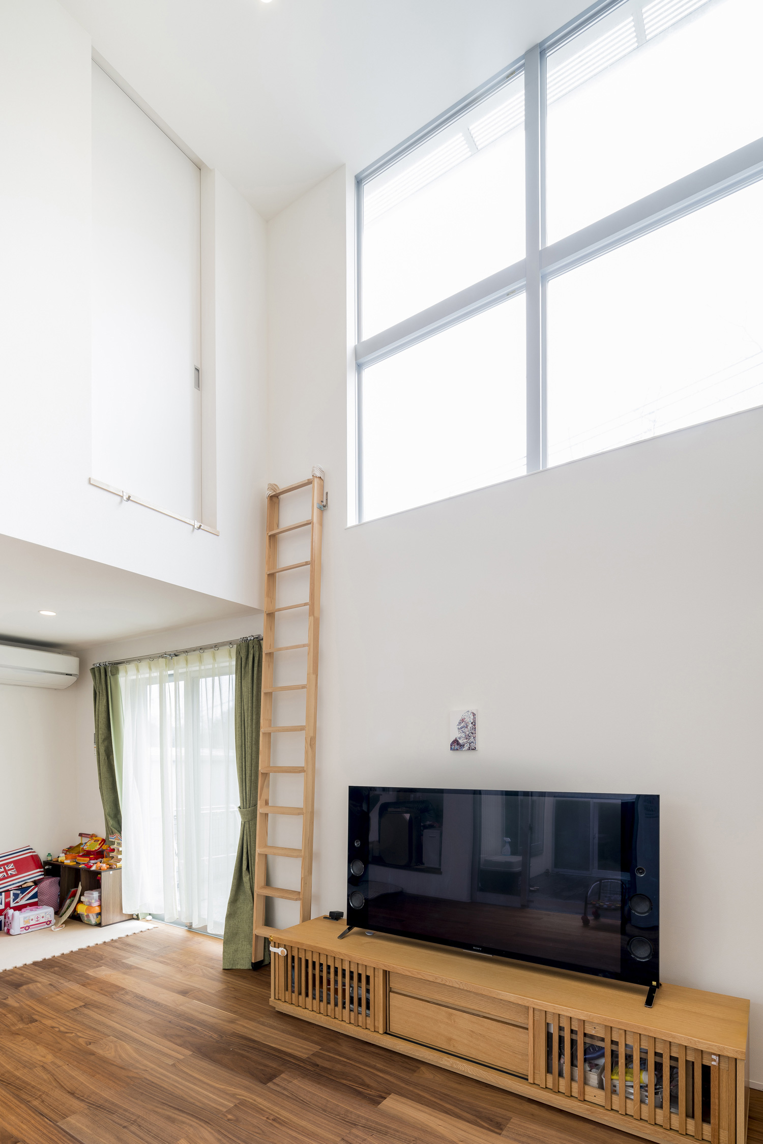 二階の部屋が浮いたようなデザインとなっている吹き抜けのLDK・デザイン住宅 注文住宅・デザイン住宅建築実例_『CASE578 volume』_LDK