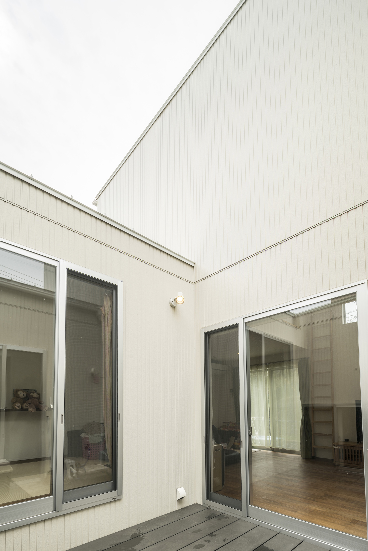 LDKとフラットに繋がるウッドデッキの中庭・デザイン住宅 注文住宅・デザイン住宅建築実例_『CASE578 volume』_中庭