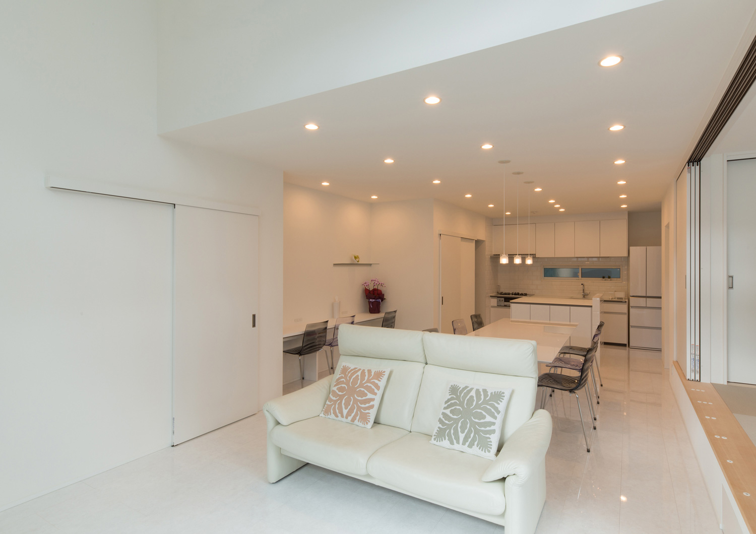 インテリアを白でまとめた天井にダウンライトが取り付けられたLDK・デザイン住宅 注文住宅・デザイン住宅建築実例_『CASE579 Functional House』_LDK