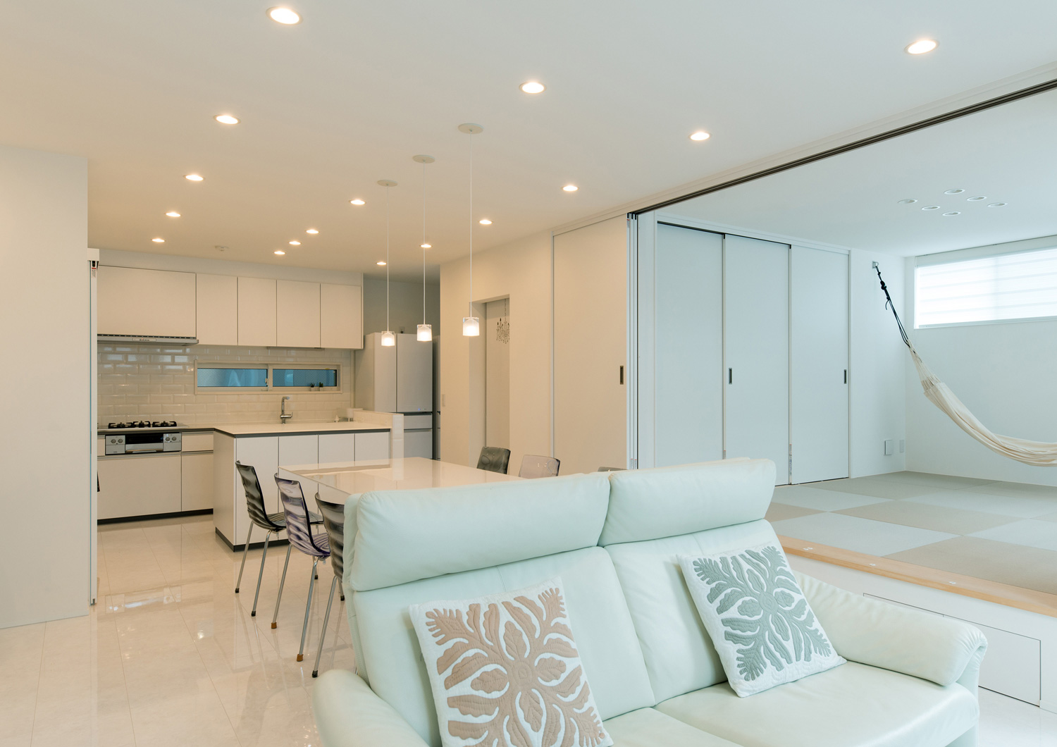 ハンモックのある小上がりの和室を設けたLDK・デザイン住宅 注文住宅・デザイン住宅建築実例_『CASE579 Functional House』_LDK