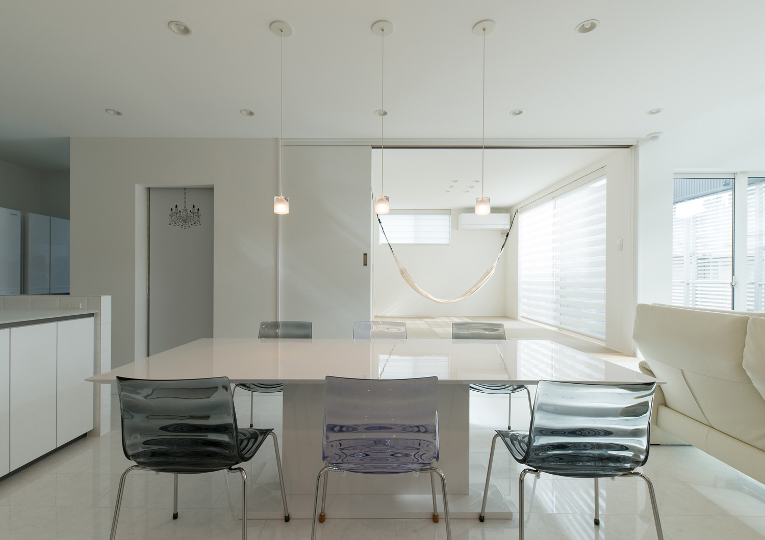 ペンダントライトに照らされた白いダイニングテーブルがあるLDK・デザイン住宅 注文住宅・デザイン住宅建築実例_『CASE579 Functional House』_LDK