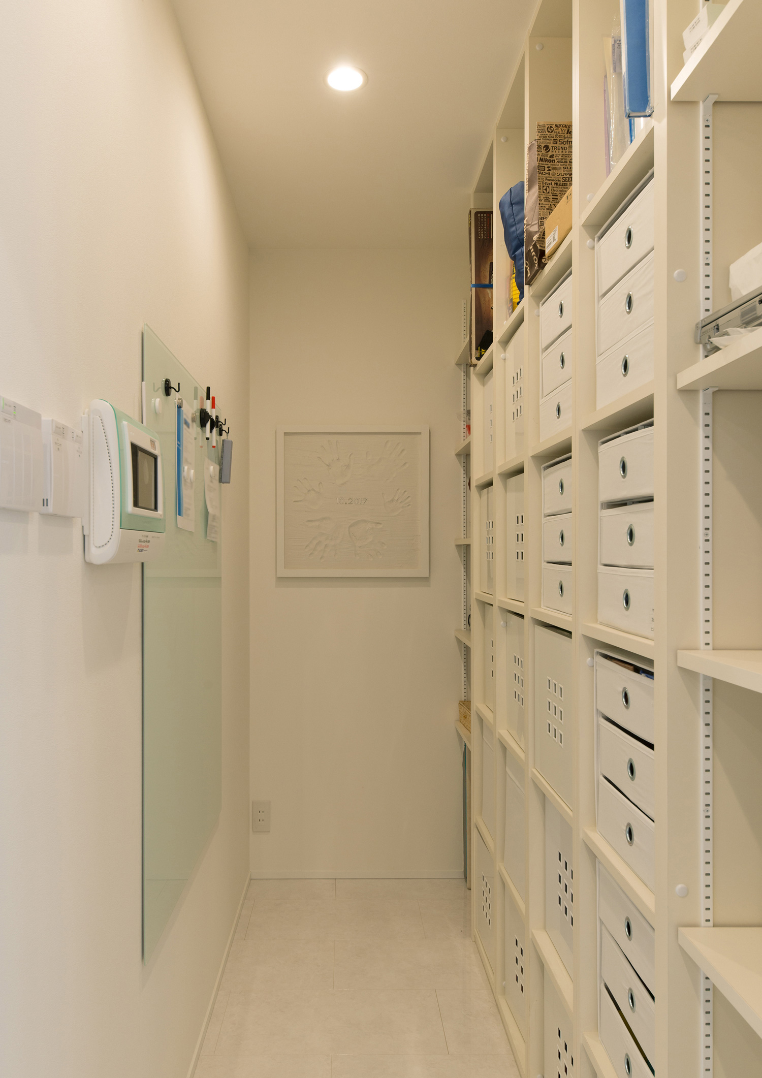 棚と仕切りボックスで整理された収納スペース・デザイン住宅 注文住宅・デザイン住宅建築実例_『CASE579 Functional House』_LDK