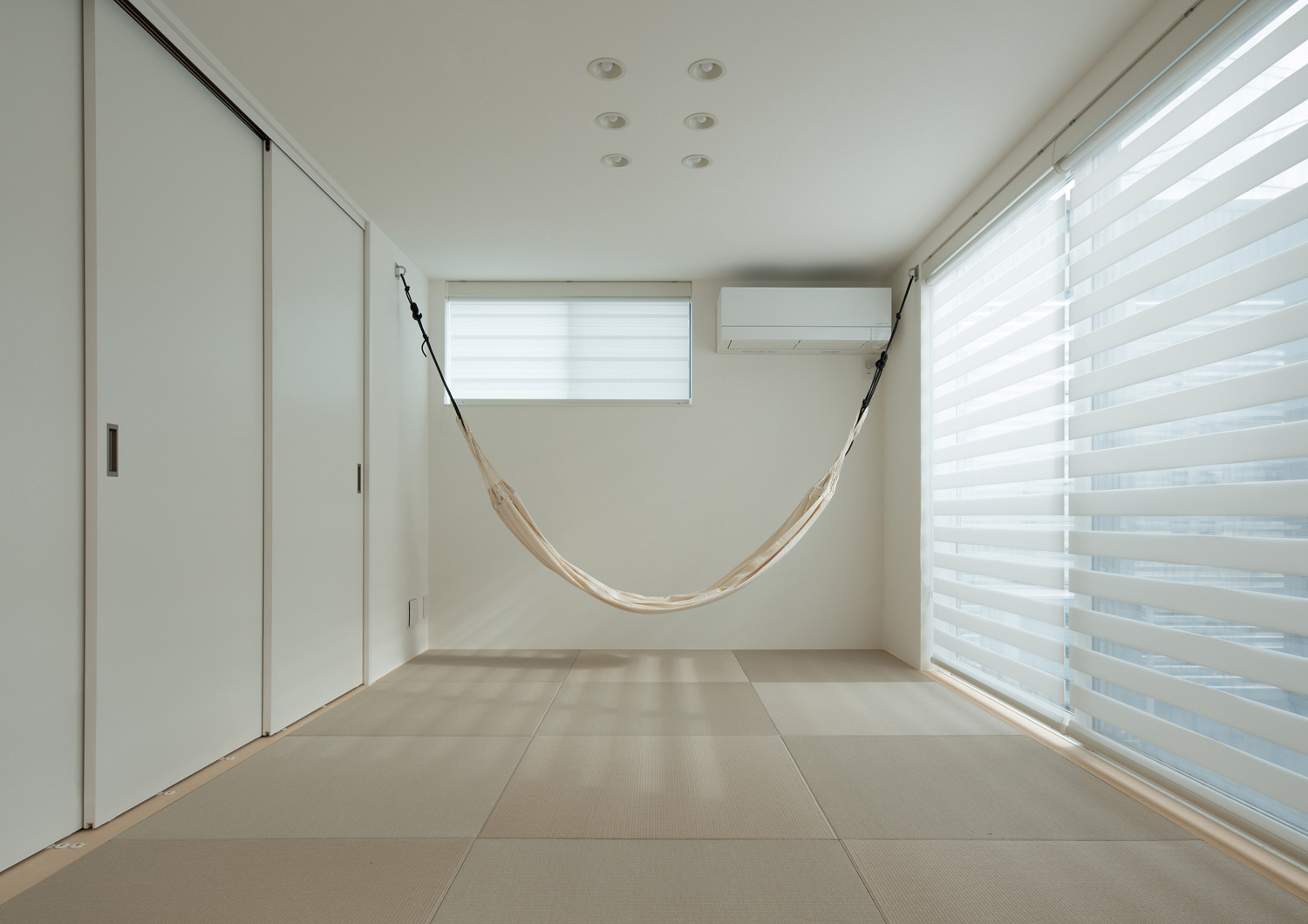 ハンモックがある窓付きのベージュの琉球畳の和室・デザイン住宅 注文住宅・デザイン住宅建築実例_『CASE579 Functional House』_和室