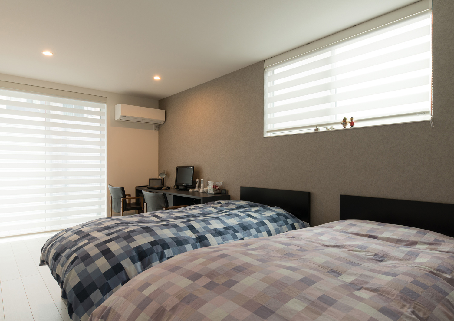 ロールスクリーン付きの窓が二方向にある、ベッドを二つ置いた寝室・デザイン住宅 注文住宅・デザイン住宅建築実例_『CASE579 Functional House』_寝室