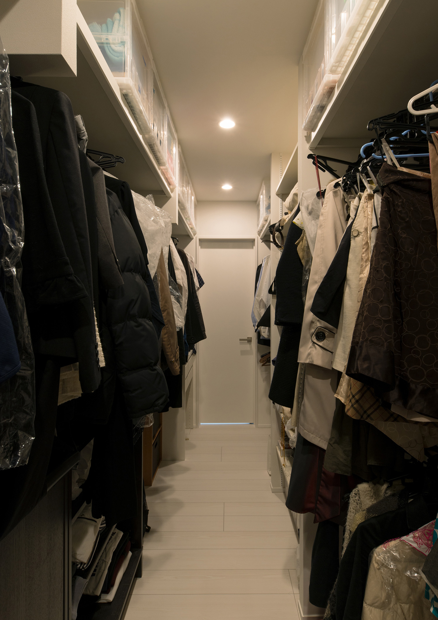 壁の両側にハンガーラックを設けたウォークインクローゼット・デザイン住宅 注文住宅・デザイン住宅建築実例_『CASE579 Functional House』_寝室