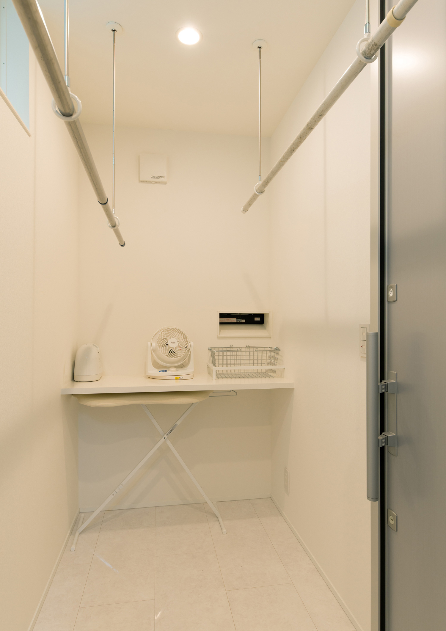 サーキュレーターをおいた壁付けデスクやアイロン台のあるランドリールーム・デザイン住宅 注文住宅・デザイン住宅建築実例_『CASE579 Functional House』_ランドリールーム