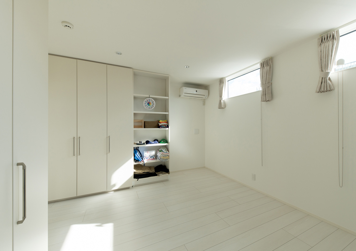 カーテン付きのハイサイドライトがある白い壁の子供部屋・デザイン住宅 注文住宅・デザイン住宅建築実例_『CASE579 Functional House』_子供部屋