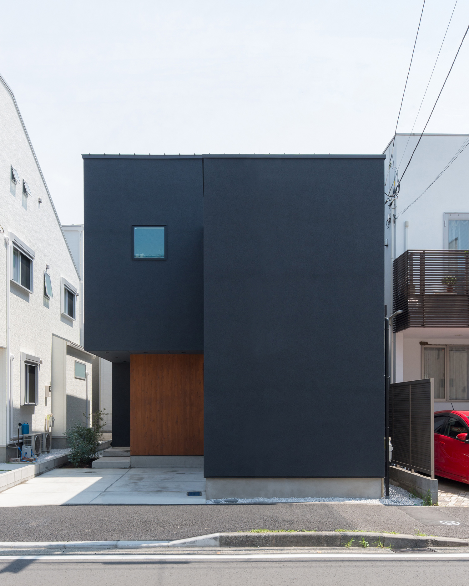 ネイビーの外壁で木目の壁がアクセントになったスクエアの外観の家・デザイン住宅 注文住宅・デザイン住宅建築実例_『CASE582 大切な時を刻む家』_外観