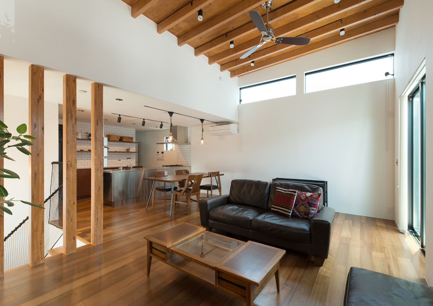 木目の梁見せ天井でハイサイドライトがあるLDK・デザイン住宅 注文住宅・デザイン住宅建築実例_『CASE582 大切な時を刻む家』_LDK