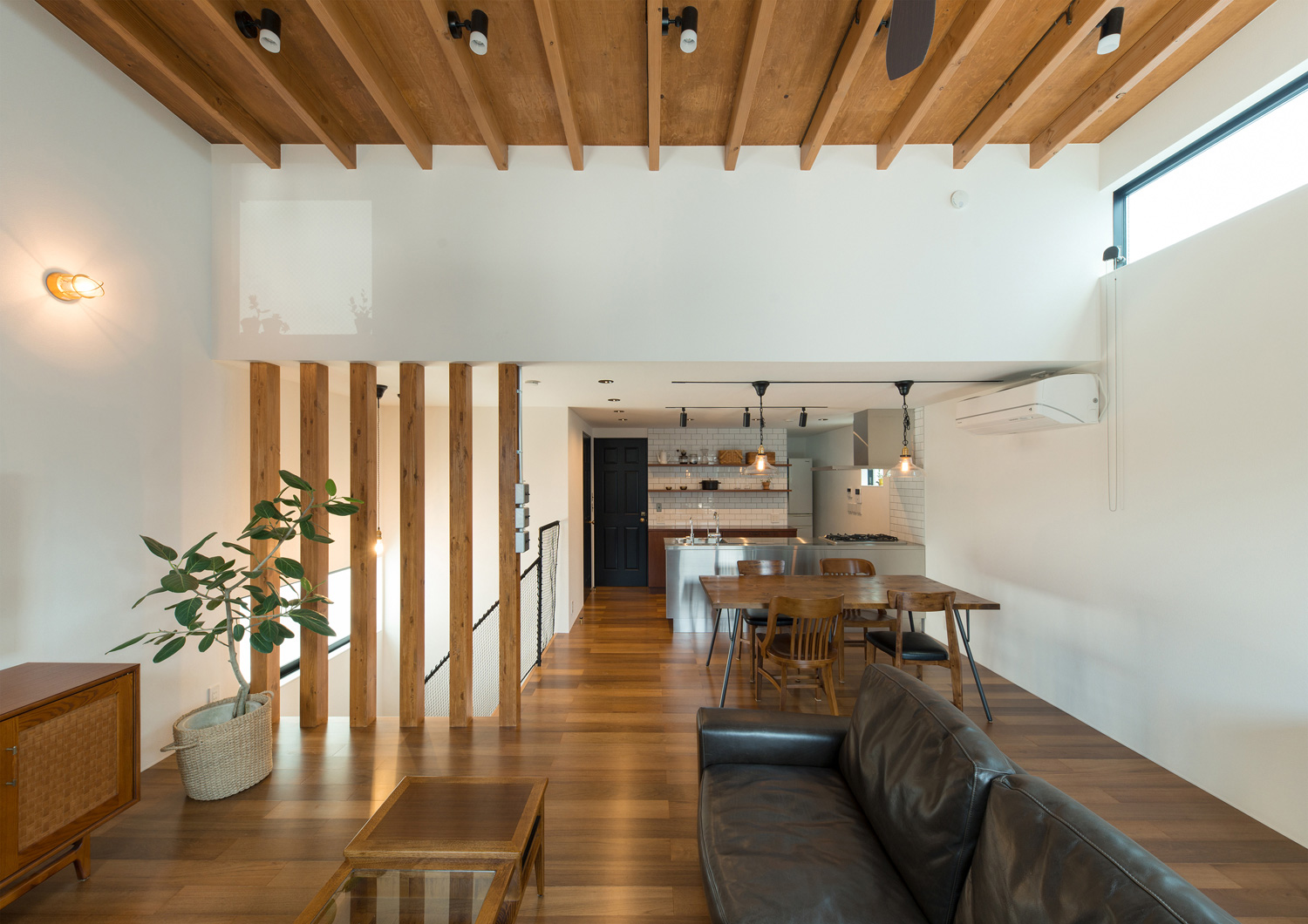 高天井で梁見せの二階LDK・デザイン住宅 注文住宅・デザイン住宅建築実例_『CASE582 大切な時を刻む家』_LDK