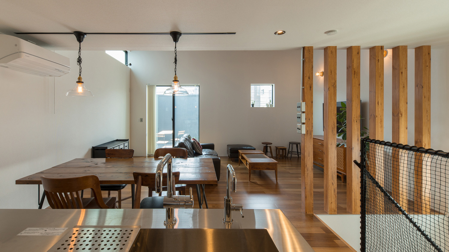 木のダイニングテーブルや窓のあるリビングが見渡せるキッチン・デザイン住宅 注文住宅・デザイン住宅建築実例_『CASE582 大切な時を刻む家』_キッチン