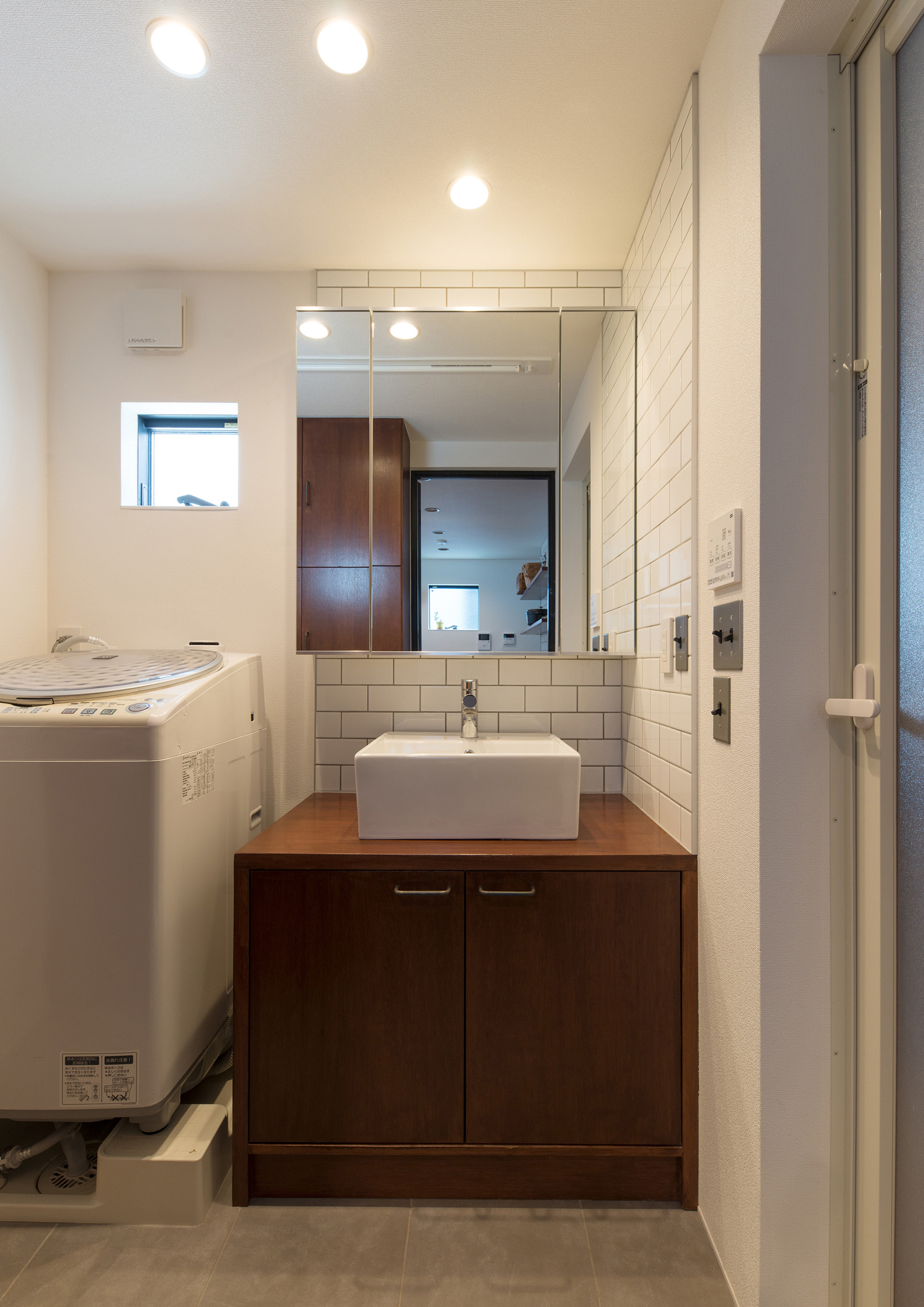 扉付きの木の洗面台やミラーキャネットがある洗面所・デザイン住宅 注文住宅・デザイン住宅建築実例_『CASE582 大切な時を刻む家』_浴室・洗面所