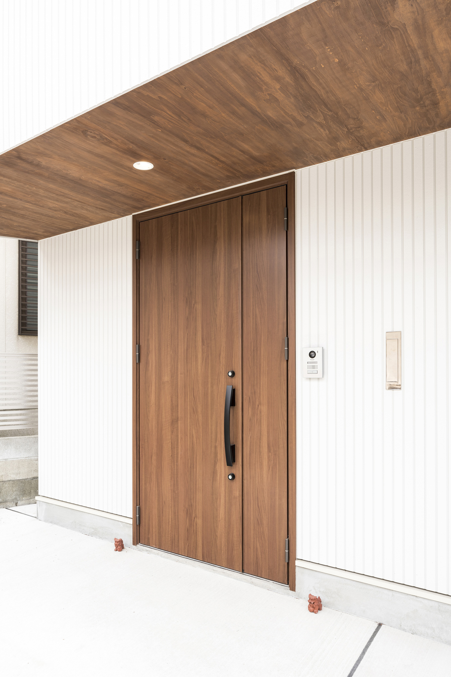 軒天井と玄関扉が木目の、白い外壁の家・デザイン住宅 注文住宅・デザイン住宅建築実例_『CASE583 デルタ』_外観