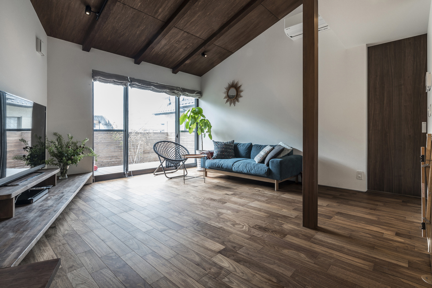 テラスとフラットに繋がる濃い色の木材を天井に使ったフローリングのLDK・デザイン住宅 注文住宅・デザイン住宅建築実例_『CASE583 デルタ』_LDK