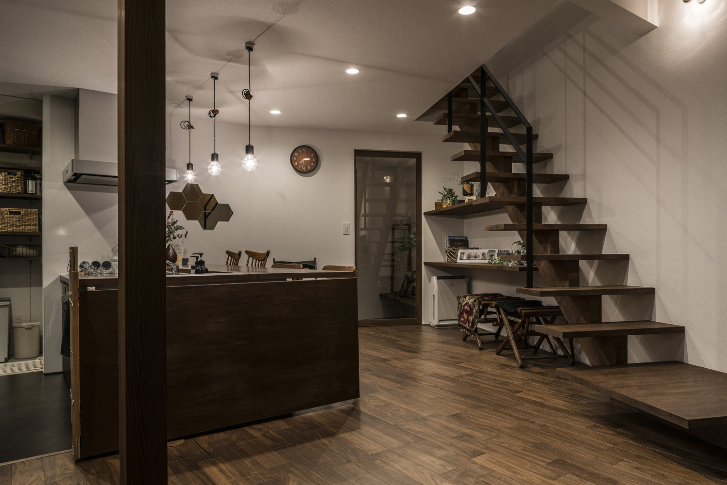 濃い色のフローリングと似た色のリビングイン階段があるLDK・デザイン住宅 注文住宅・デザイン住宅建築実例_『CASE583 デルタ』_LDK