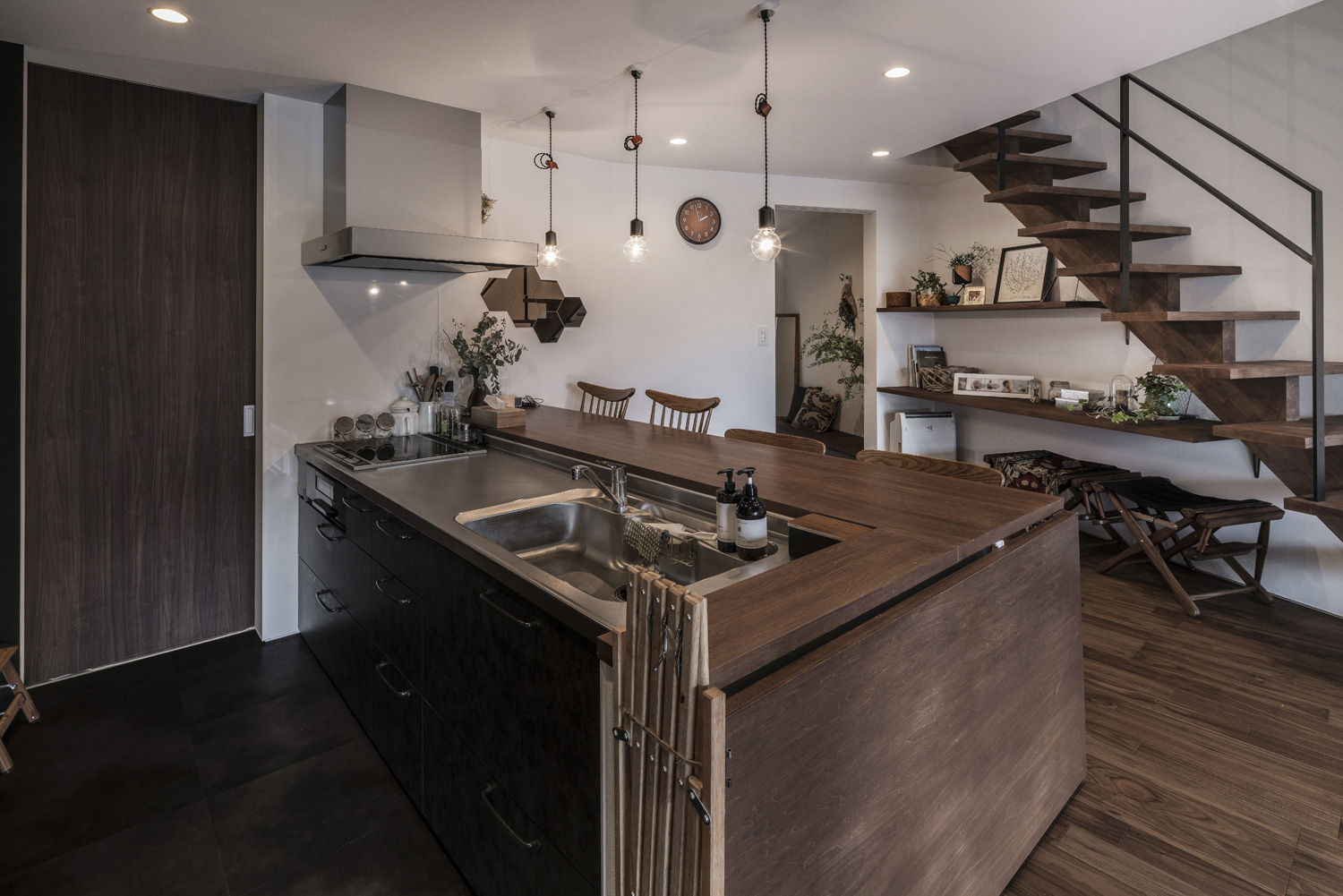 カウンターキッチンやリビングイン階段がフローリングの色と統一されたLDK・デザイン住宅 注文住宅・デザイン住宅建築実例_『CASE583 デルタ』_キッチン