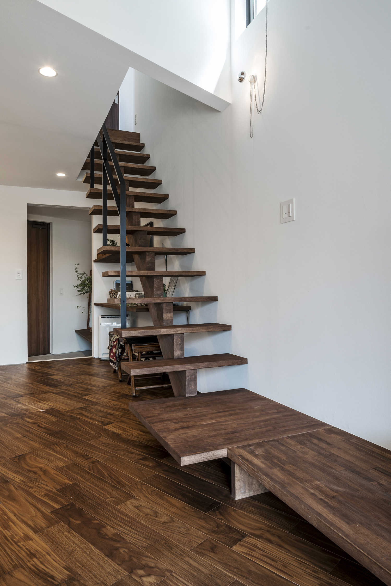 濃い色の木材で作られたスケルトンのリビングイン階段・デザイン住宅 注文住宅・デザイン住宅建築実例_『CASE583 デルタ』_階段