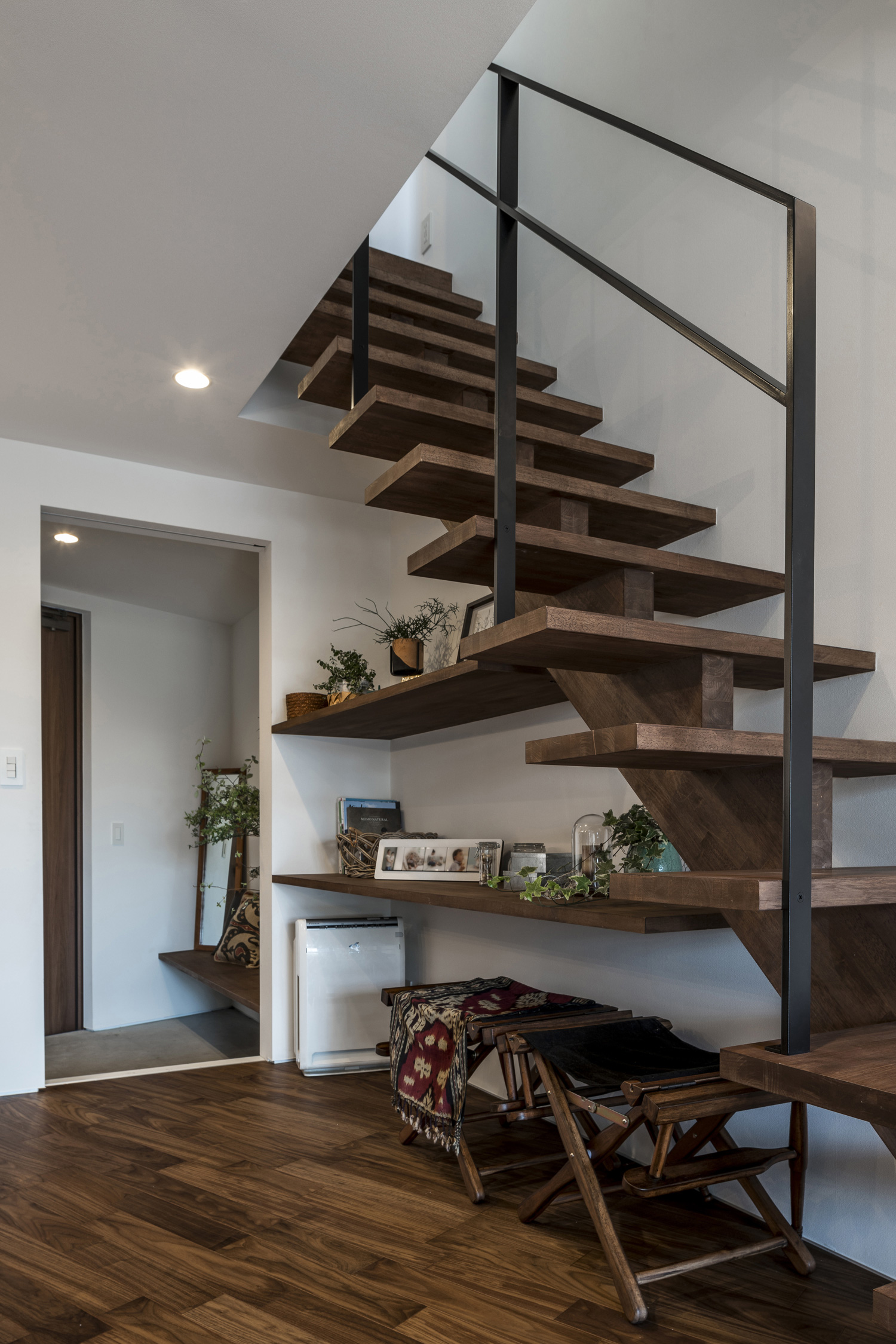 スケルトン階段下のスペースを活用した壁付けデスクのワークスペース・デザイン住宅 注文住宅・デザイン住宅建築実例_『CASE583 デルタ』_階段