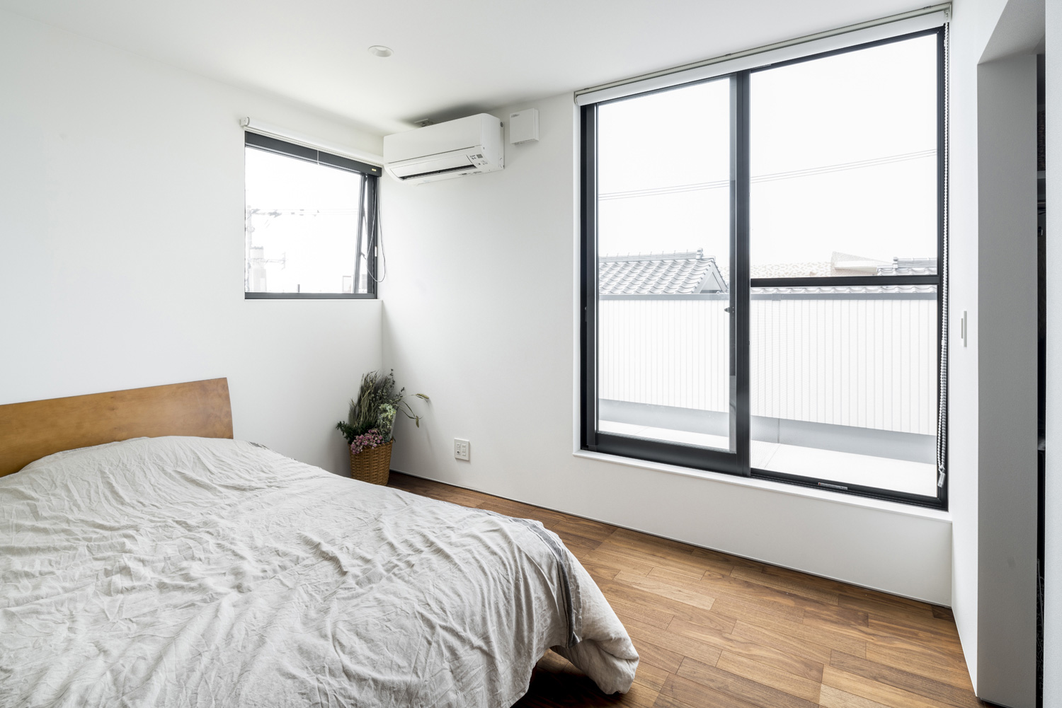 バルコニーに面した窓があるフローリングの寝室・デザイン住宅 注文住宅・デザイン住宅建築実例_『CASE583 デルタ』_寝室