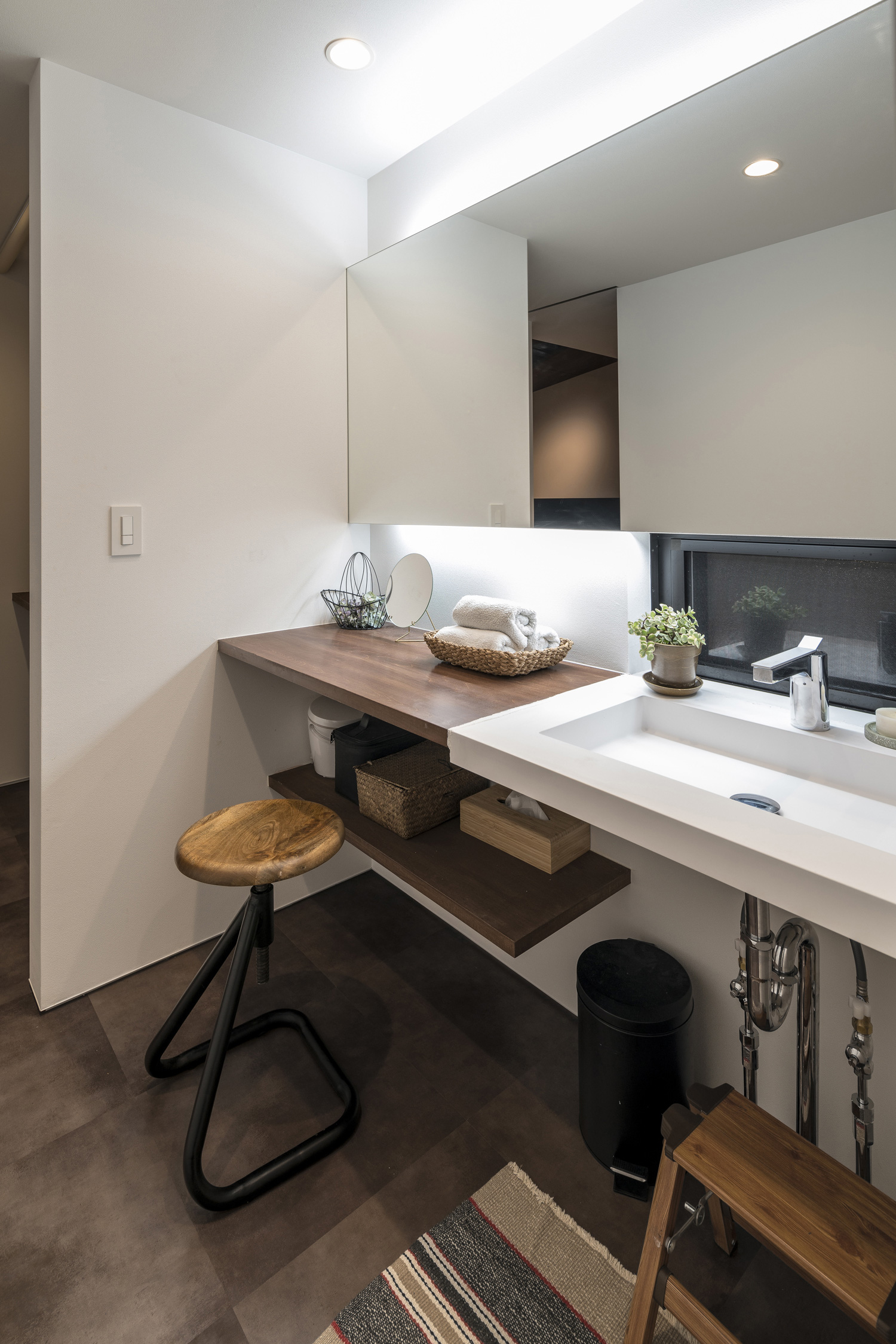 洗面ボウルの横に椅子を置いた作業台を設けた洗面所・デザイン住宅 注文住宅・デザイン住宅建築実例_『CASE583 デルタ』_浴室・洗面所