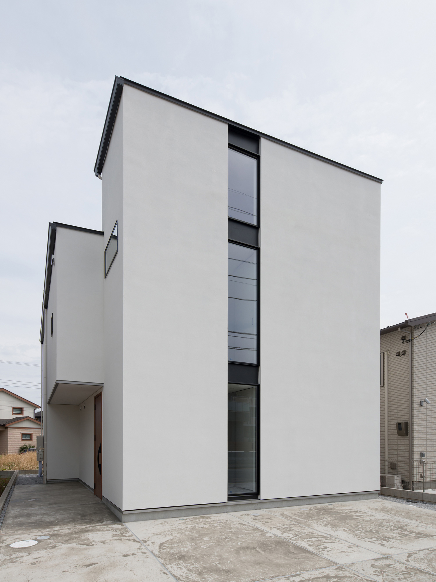 縦長のスリット窓がある白い外壁の家・デザイン住宅 注文住宅・デザイン住宅建築実例_『CASE584 ソラノスキマ』_外観