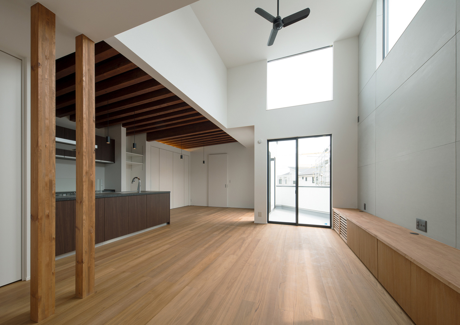 バルコニーに面した高天井でフローリングのLDK・デザイン住宅 注文住宅・デザイン住宅建築実例_『CASE584 ソラノスキマ』_LDK