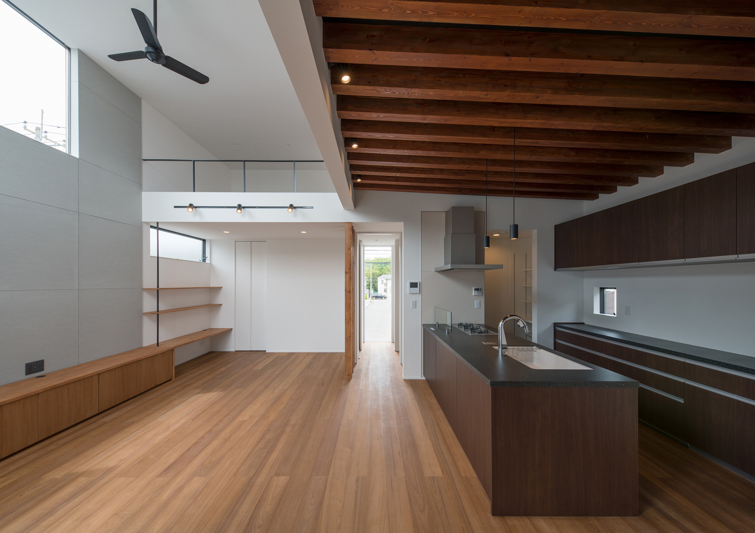 キッチン部分が梁見せ天井になっている吹き抜けのLDK・デザイン住宅 注文住宅・デザイン住宅建築実例_『CASE584 ソラノスキマ』_LDK