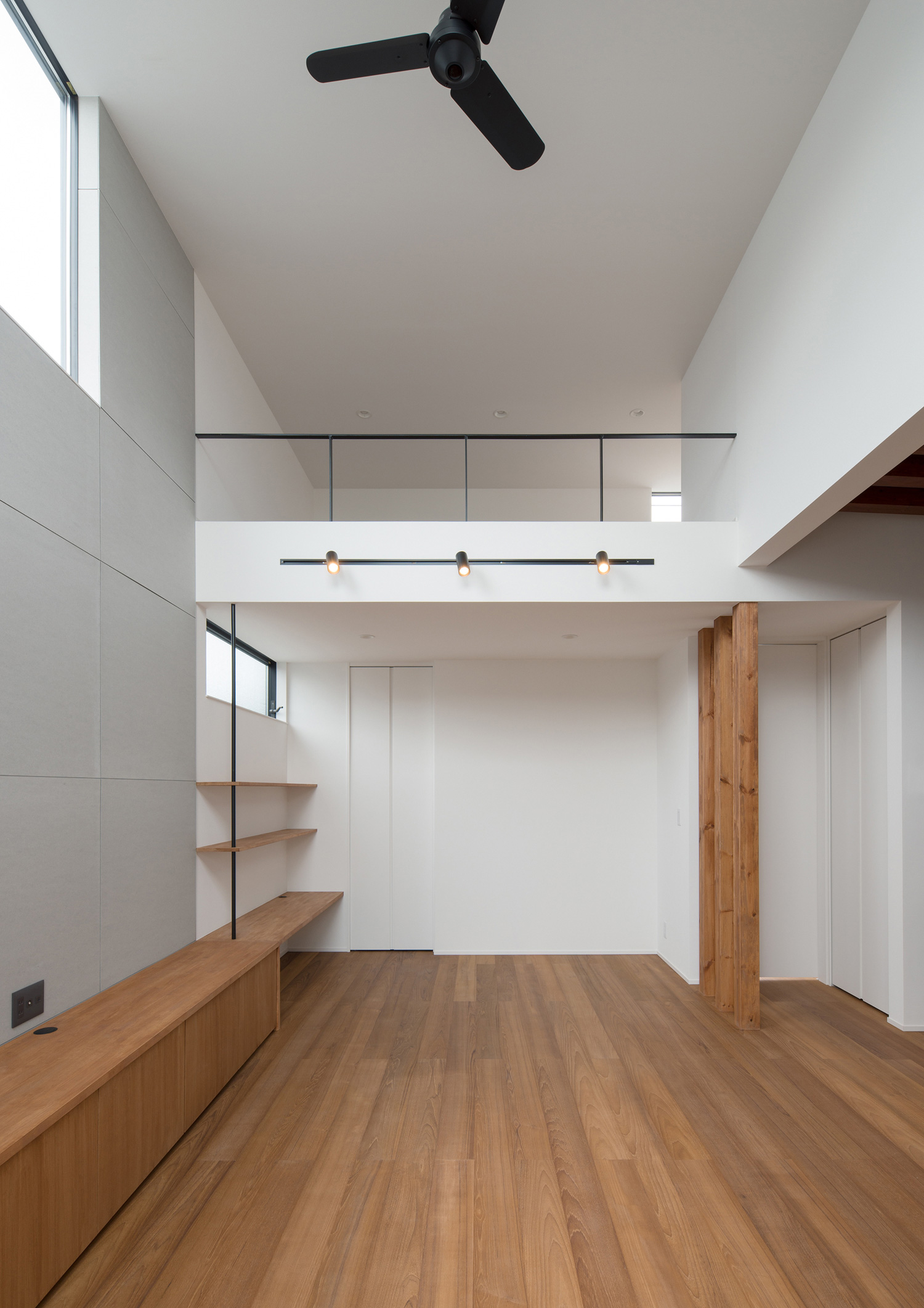 アイアンの手すり付きのロフトがあるLDK・デザイン住宅 注文住宅・デザイン住宅建築実例_『CASE584 ソラノスキマ』_LDK