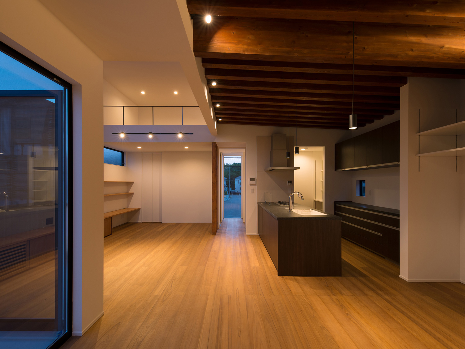 ダウンライトやスポットライトが取り付けられたLDK・デザイン住宅 注文住宅・デザイン住宅建築実例_『CASE584 ソラノスキマ』_LDK