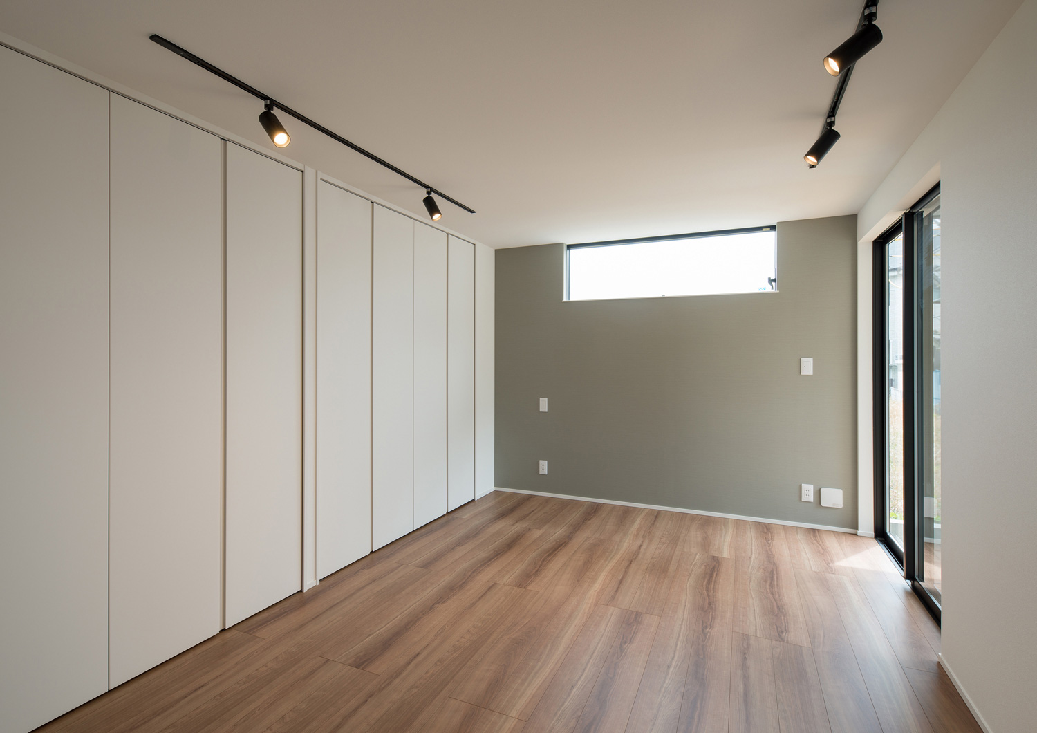 グレーのアクセントクロスにハイサイドライトを取り付けたスポットライトのある寝室・デザイン住宅 注文住宅・デザイン住宅建築実例_『CASE584 ソラノスキマ』_寝室