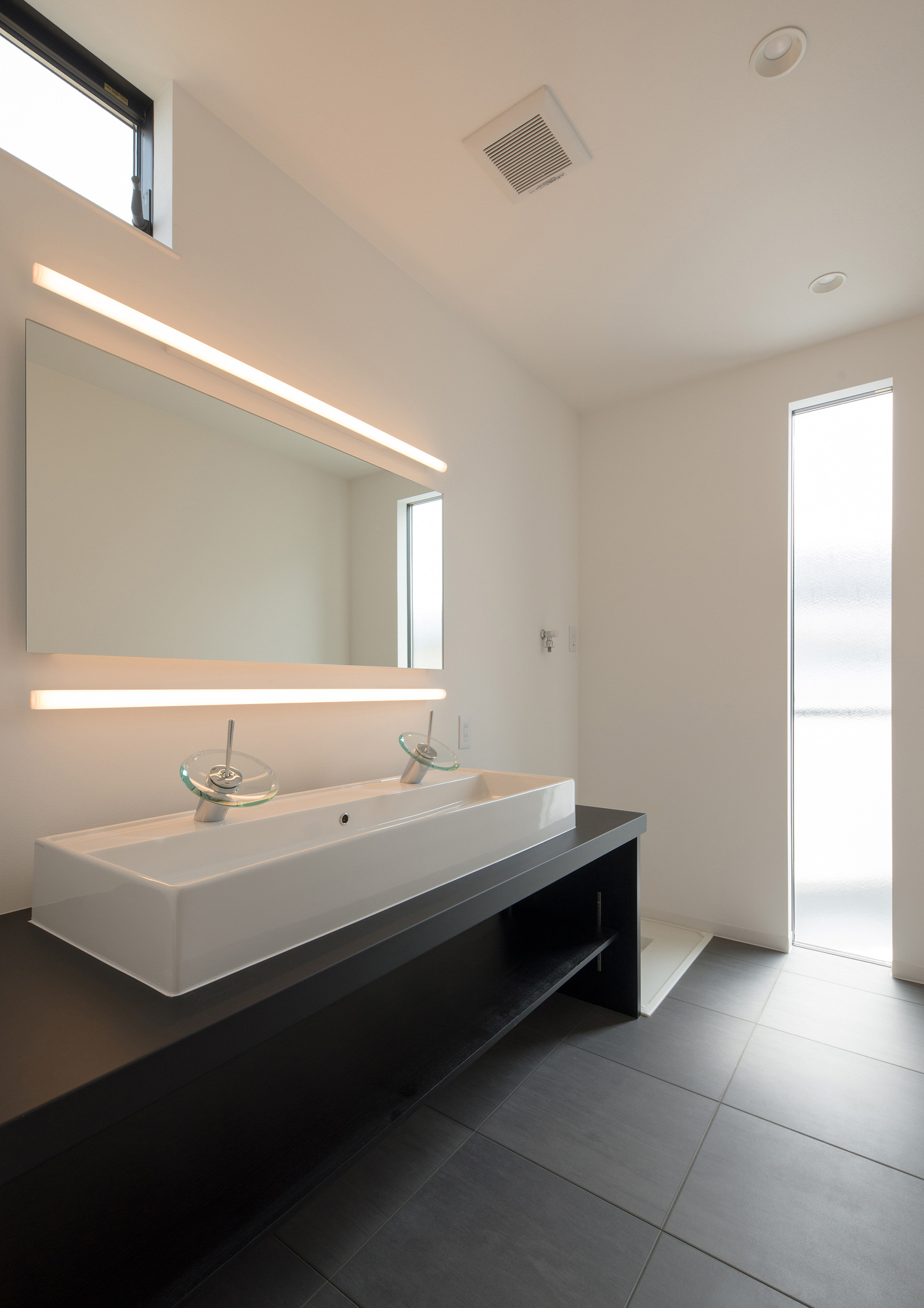 鏡の上下に間接照明を取り付けたダブル洗面の洗面所・デザイン住宅 注文住宅・デザイン住宅建築実例_『CASE584 ソラノスキマ』_浴室・洗面所