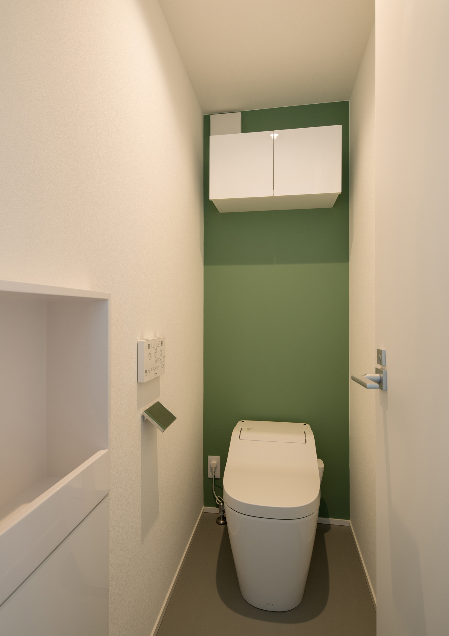 緑のアクセントクロスに収納ボックスを取り付けたトイレ・デザイン住宅 注文住宅・デザイン住宅建築実例_『CASE584 ソラノスキマ』_トイレ