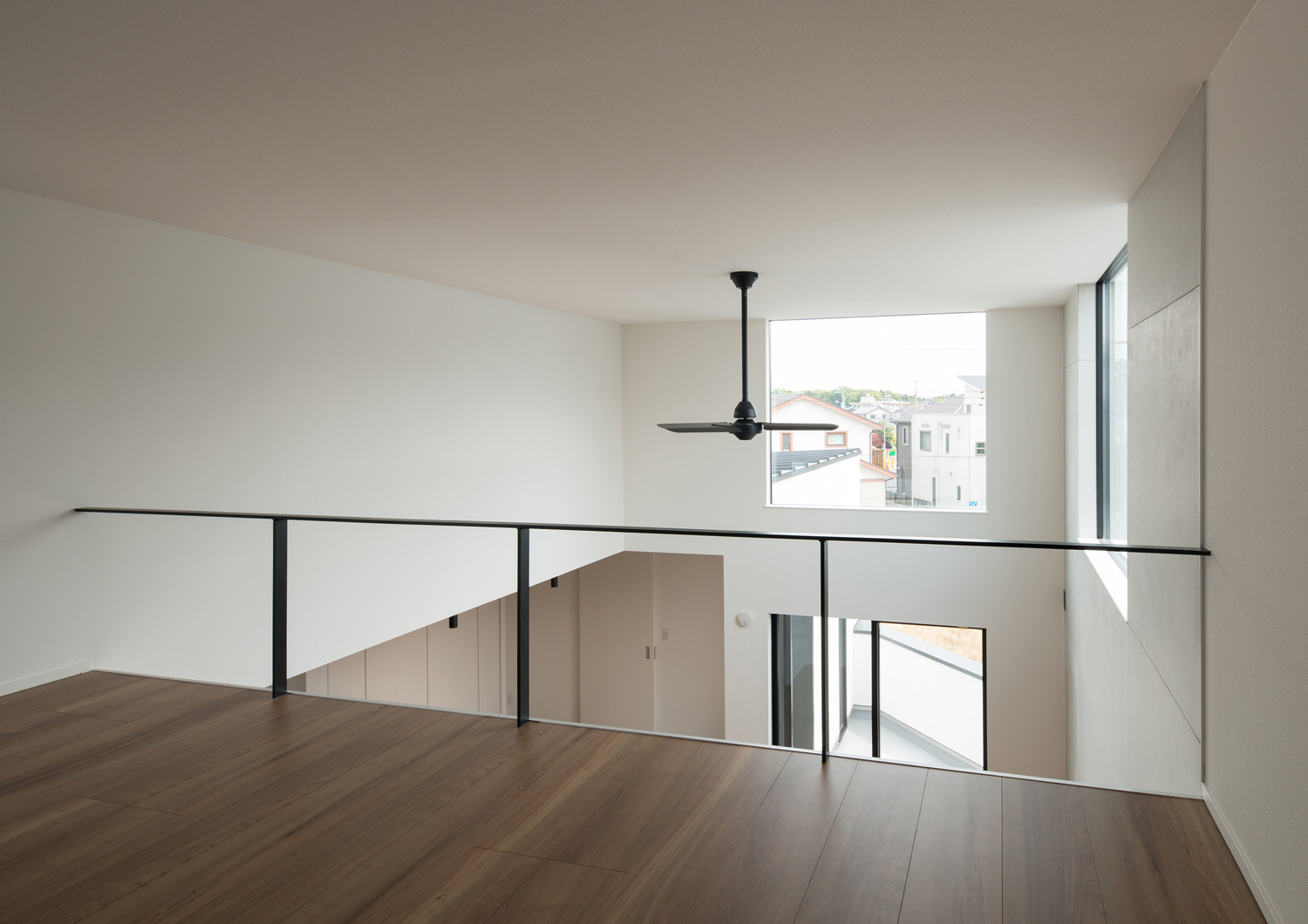 LDKの吹き抜けに面したフローリングのロフト・デザイン住宅 注文住宅・デザイン住宅建築実例_『CASE584 ソラノスキマ』_ロフト