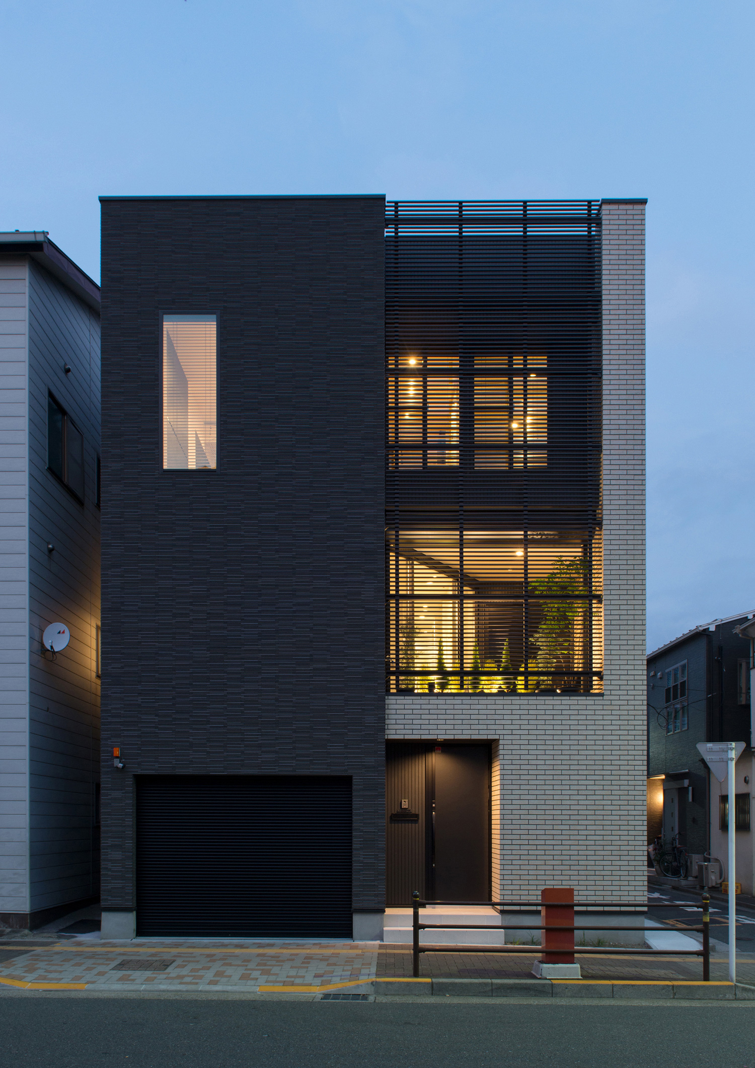 ルーバーの目隠しからバルコニーの光が漏れるキューブ状の外観の家・デザイン住宅 注文住宅・デザイン住宅建築実例_『CASE585 いしのいえ』_外観