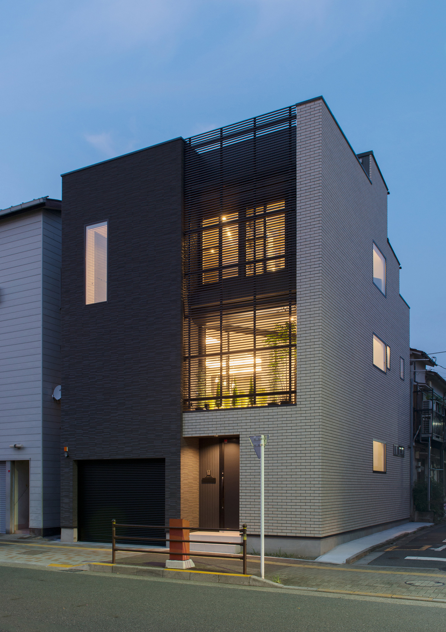 モノトーンのキューブ状の外観でルーバーの目隠しがある家・デザイン住宅 注文住宅・デザイン住宅建築実例_『CASE585 いしのいえ』_外観