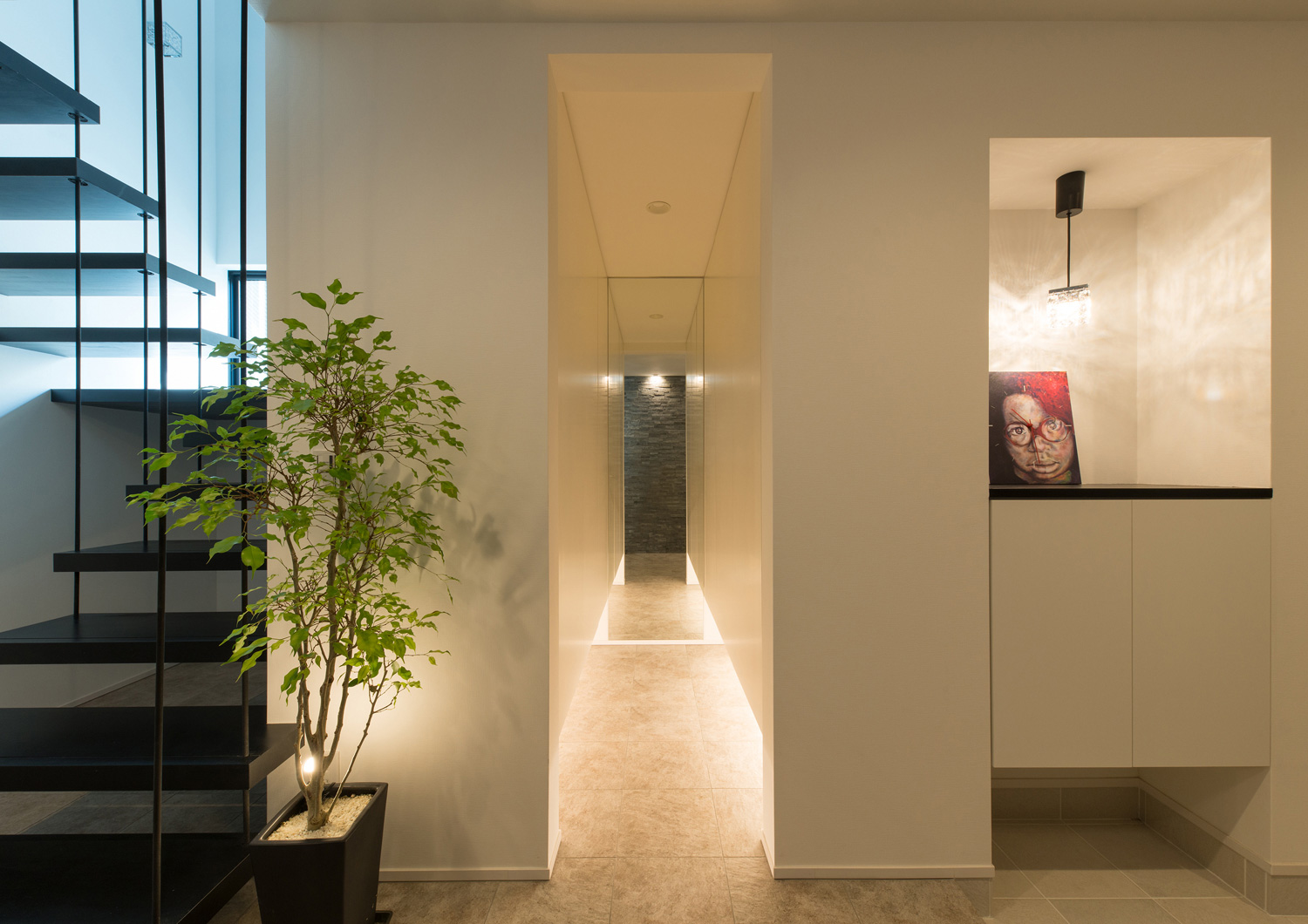 足元に間接照明を取り付けた白い壁の廊下・デザイン住宅 注文住宅・デザイン住宅建築実例_『CASE585 いしのいえ』_玄関